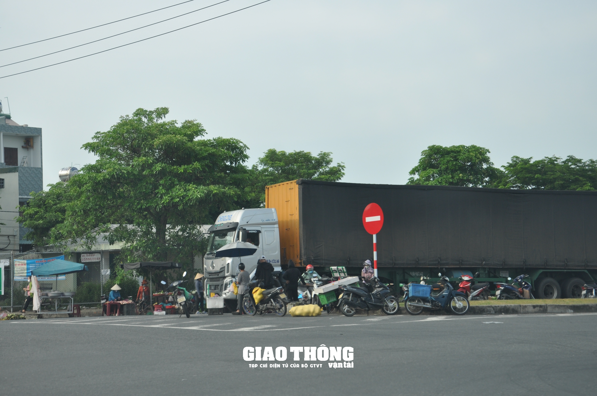 Xử lý chợ cóc, chợ tạm gây mất ATGT tuyến đường nối Đà Nẵng-Hội An - Ảnh 8.
