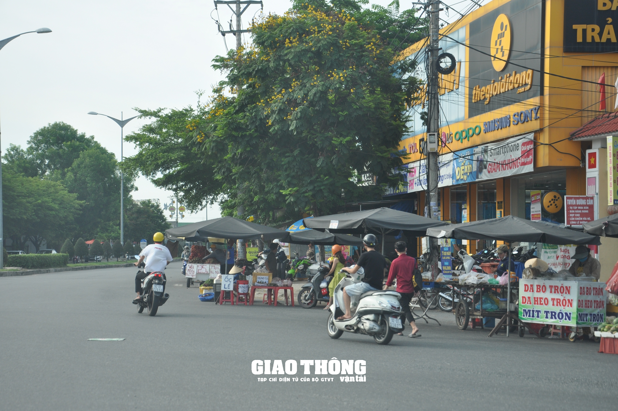 Xử lý chợ cóc, chợ tạm gây mất ATGT tuyến đường nối Đà Nẵng-Hội An - Ảnh 9.