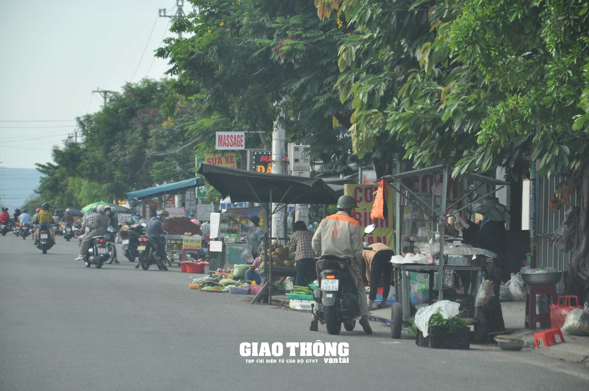 Xử lý chợ cóc, chợ tạm gây mất ATGT tuyến đường nối Đà Nẵng-Hội An - Ảnh 11.