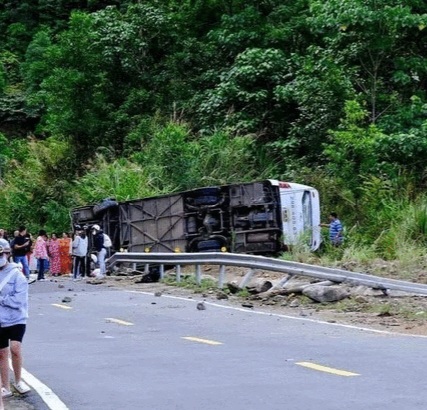 Khánh Hoà: Lật xe ô tô khách trên quốc lộ 27, khiến 20 người thương vong  - Ảnh 1.