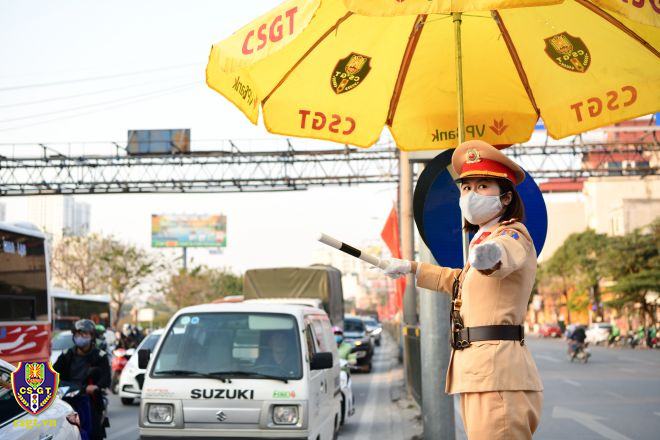 Hà Nội phân luồng tổ chức giao thông cầu vượt Nguyễn Văn Cừ - Ảnh 1.