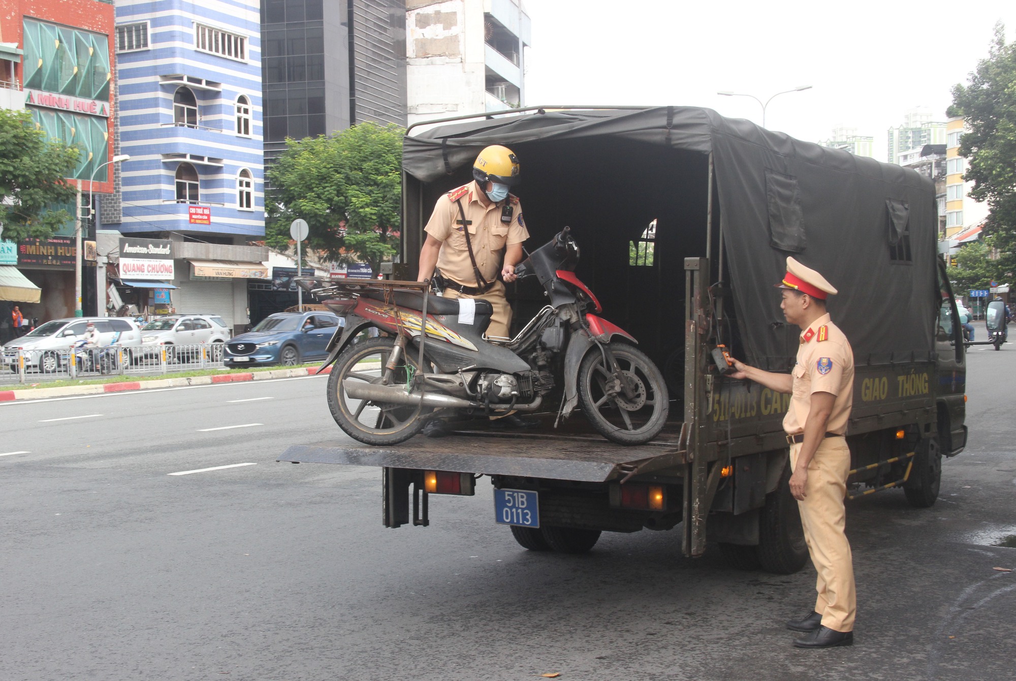 TP.HCM CSGT xử phạt &quot;xe cà tàng&quot; tài xế bỏ xe rời đi - Ảnh 15.