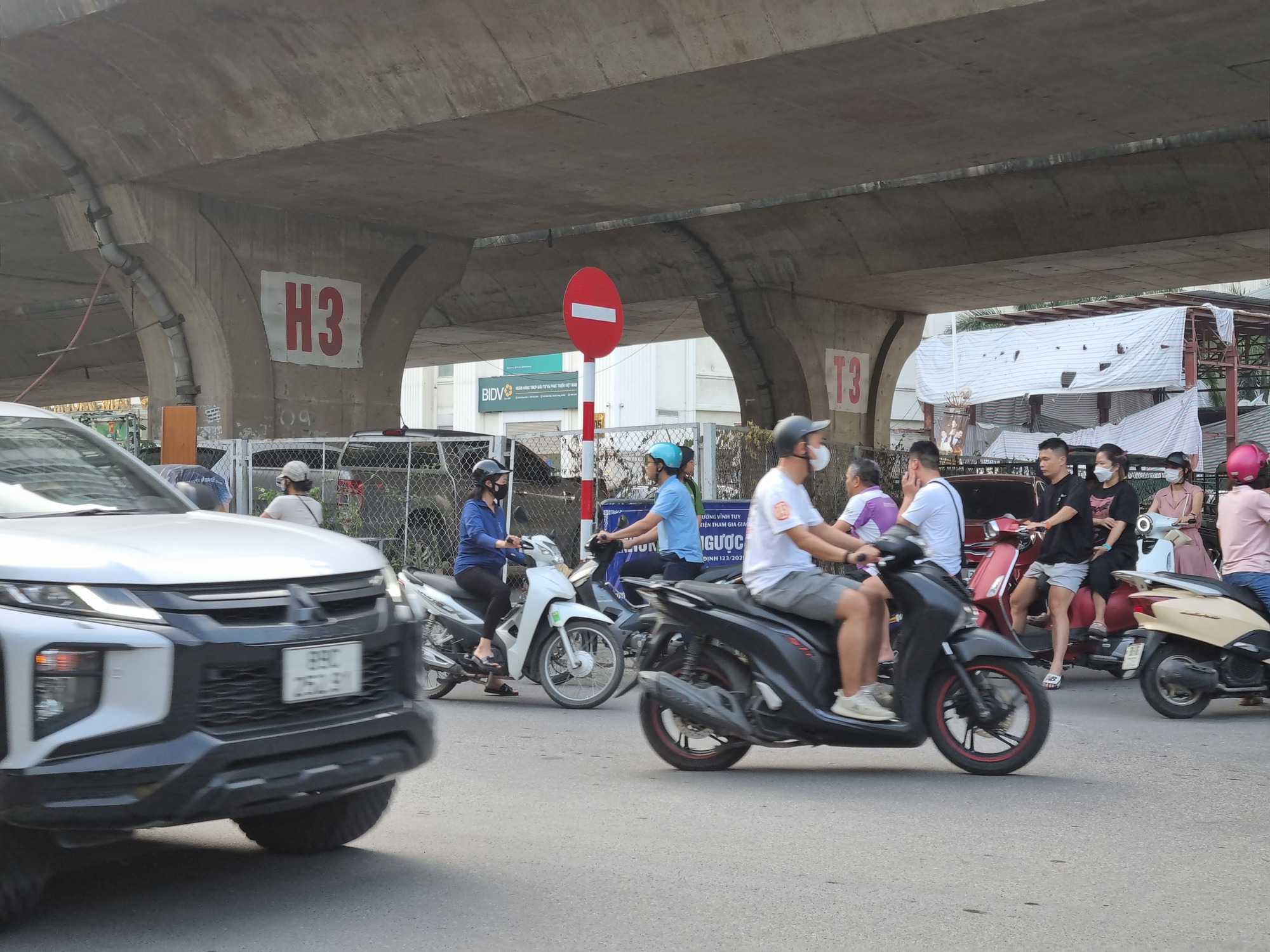 Hà Nội: Tồn tại nhiều bất cập tại nút giao thông gầm cầu Vĩnh Tuy - Ảnh 1.