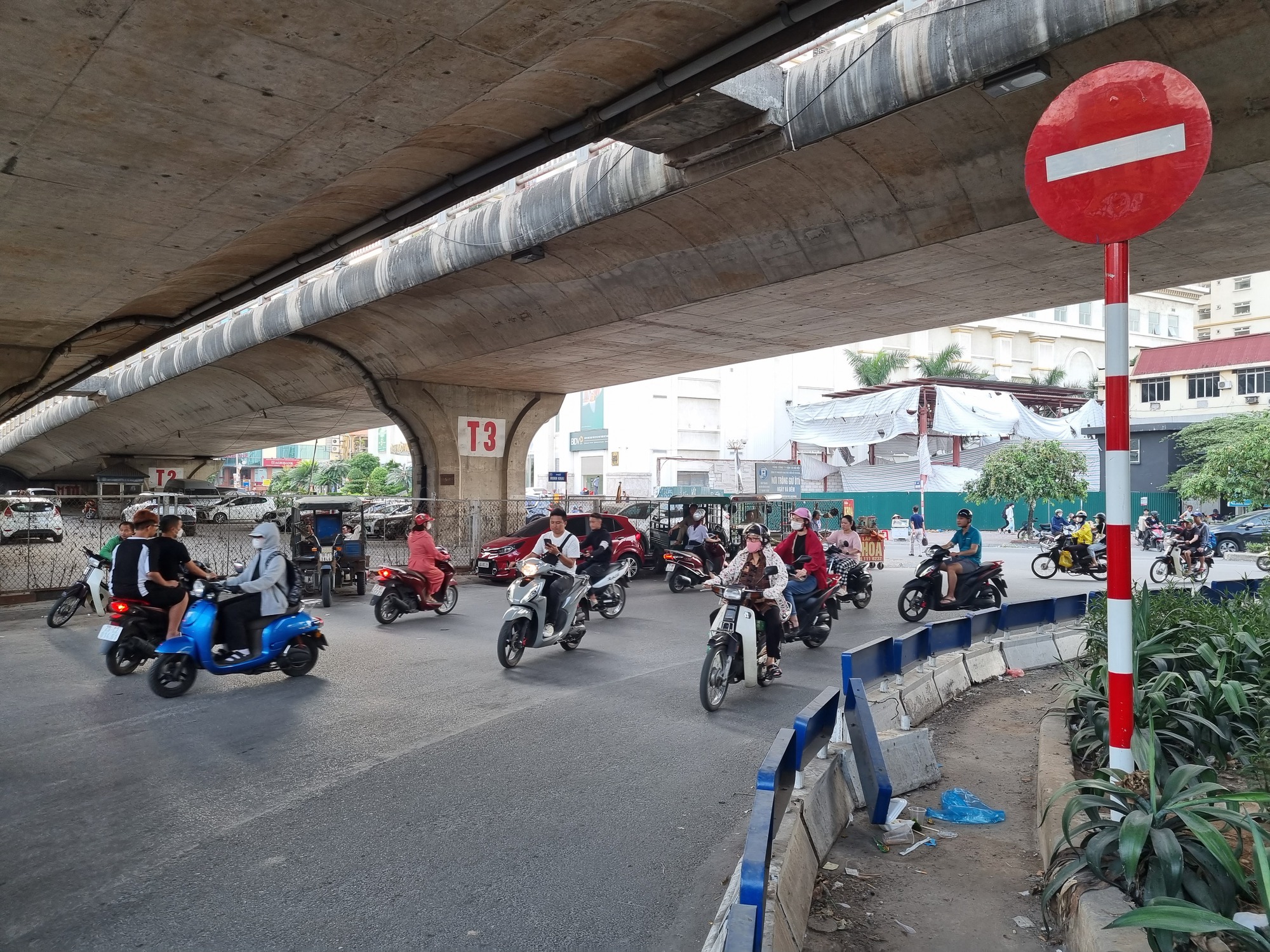 Hà Nội: Tồn tại nhiều bất cập tại nút giao thông gầm cầu Vĩnh Tuy - Ảnh 4.