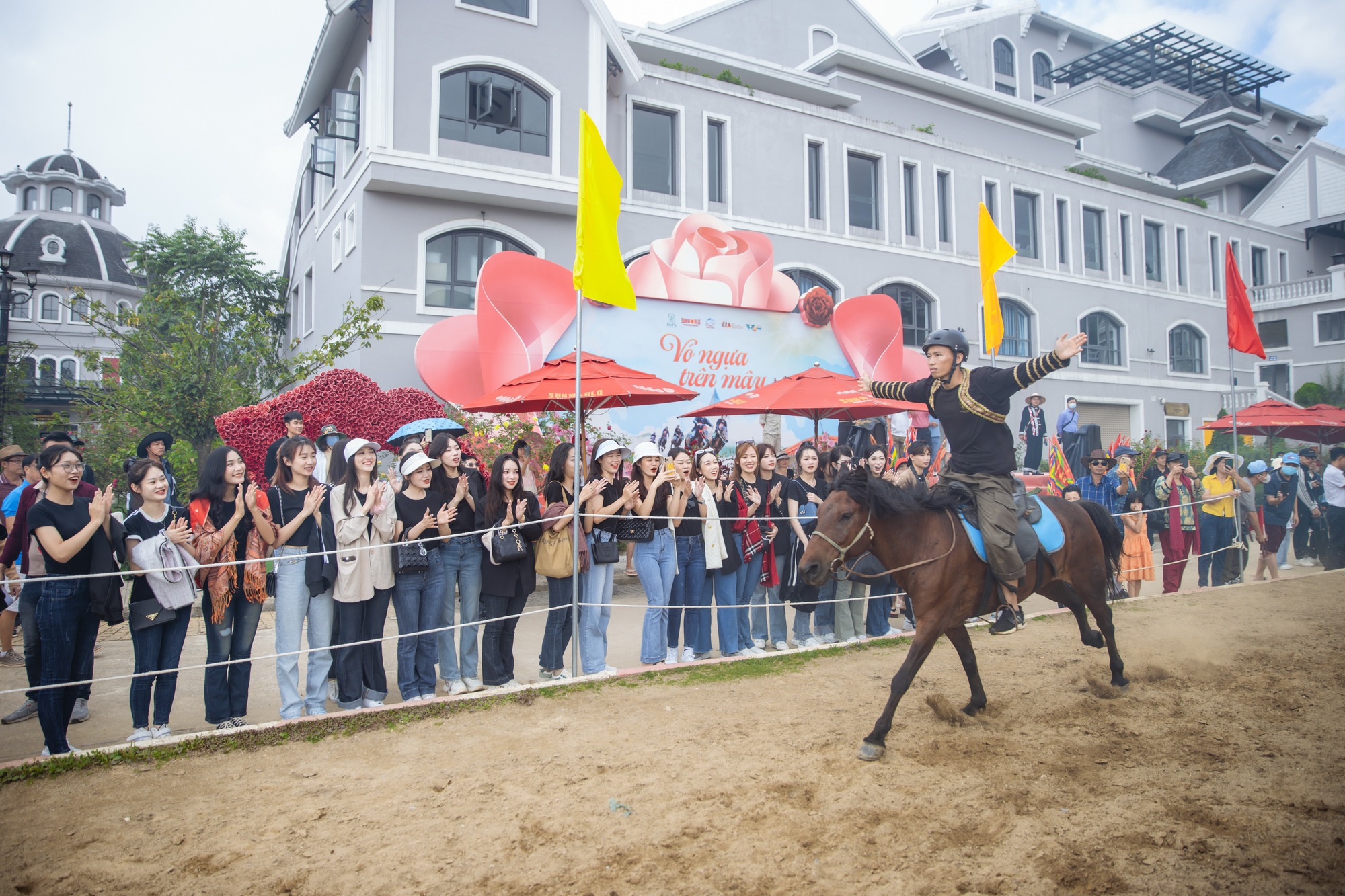 Độc đáo chương trình thao diễn ngựa “Hào khí Tây Bắc” tại Sun World Fansipan Legend tới hết 29/7 - Ảnh 2.