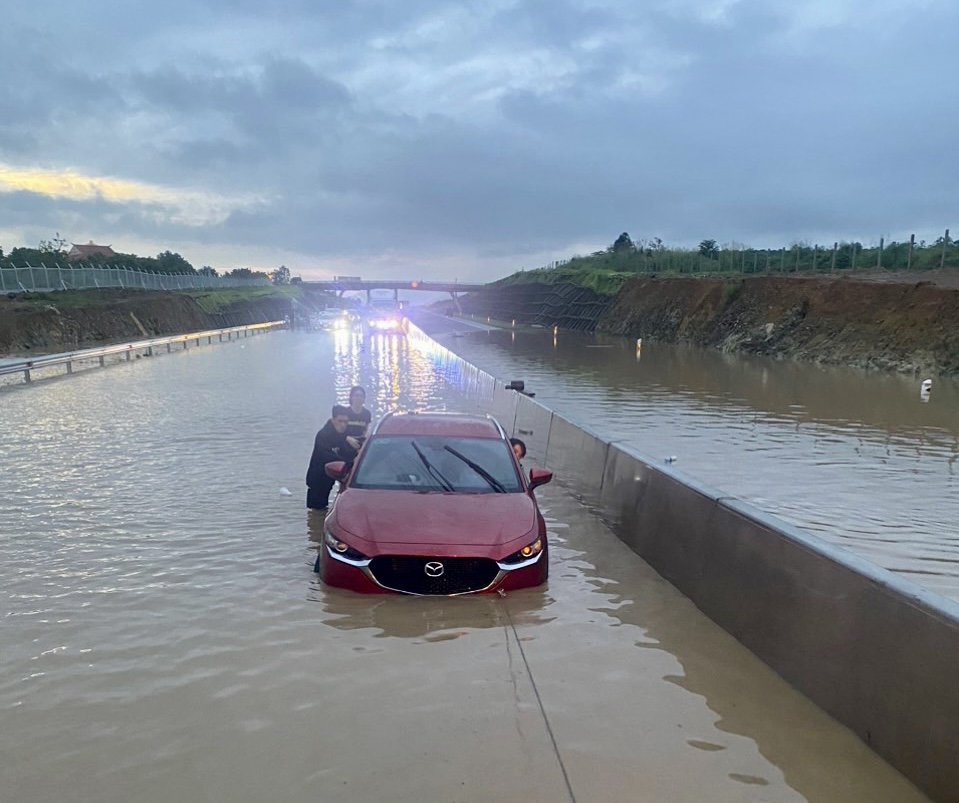Vì sao cao tốc Phan Thiết - Dầu Giây bị ngập sau mưa lớn? - Ảnh 1.