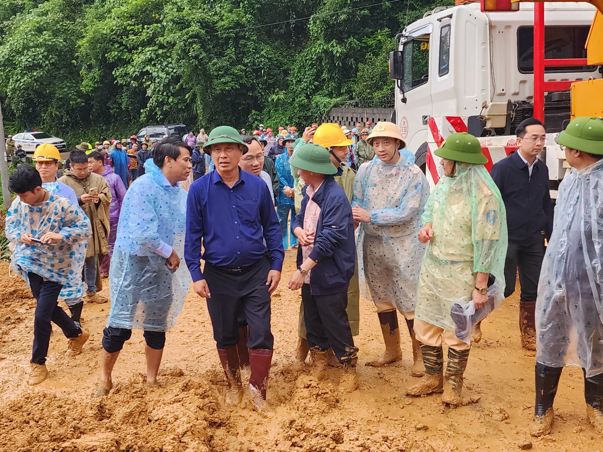 Thứ trưởng Bộ GTVT Lê Đình Thọ chỉ đạo công tác cứu nạn vụ sạt lở ở Lâm Đồng - Ảnh 2.