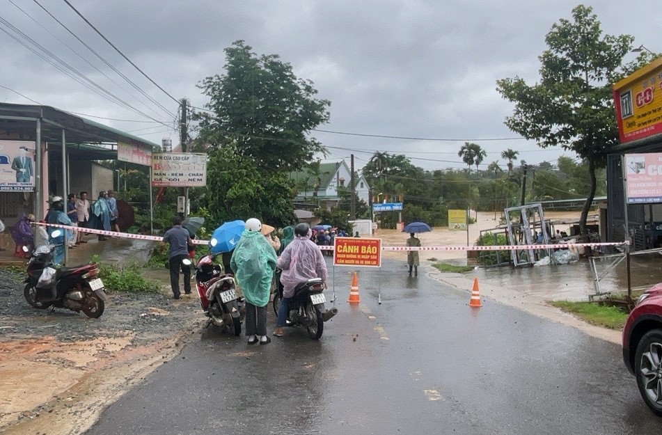 Cận cảnh khắc phục mưa lũ, sạt lở, đảm bảo giao thông các tuyến quốc lộ ở Lâm Đồng - Ảnh 6.