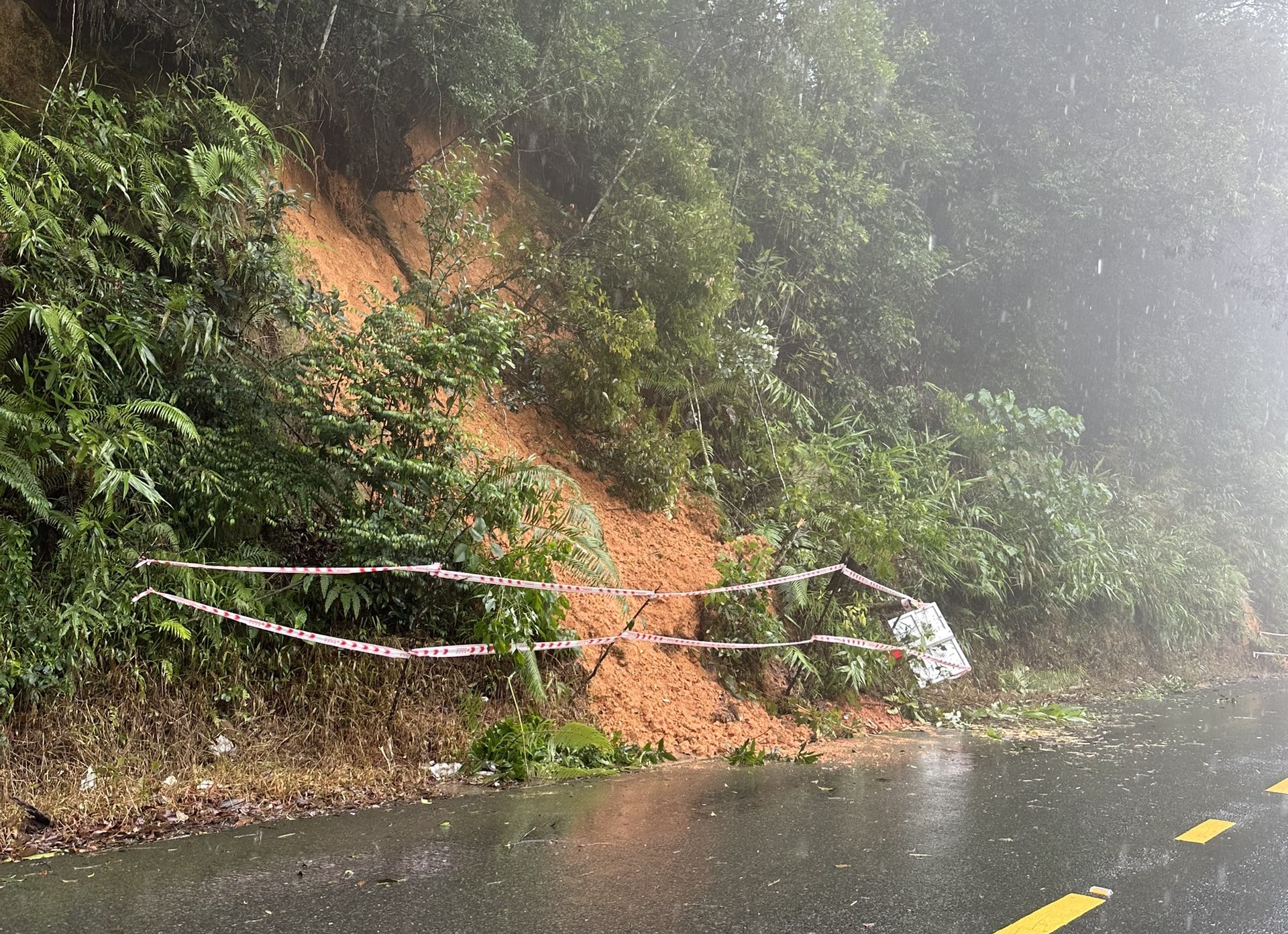 Cận cảnh khắc phục mưa lũ, sạt lở, đảm bảo giao thông các tuyến quốc lộ ở Lâm Đồng - Ảnh 7.