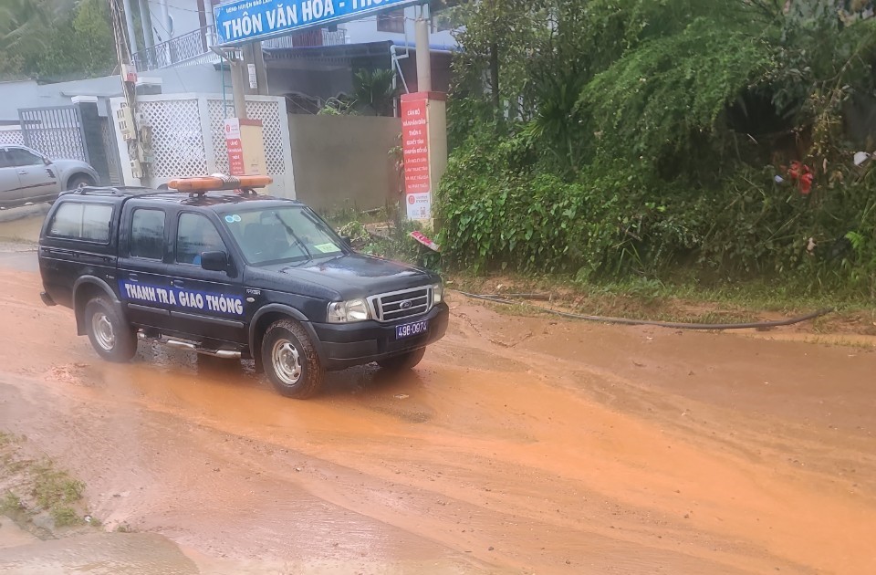 Cận cảnh khắc phục mưa lũ, sạt lở, đảm bảo giao thông các tuyến quốc lộ ở Lâm Đồng - Ảnh 3.
