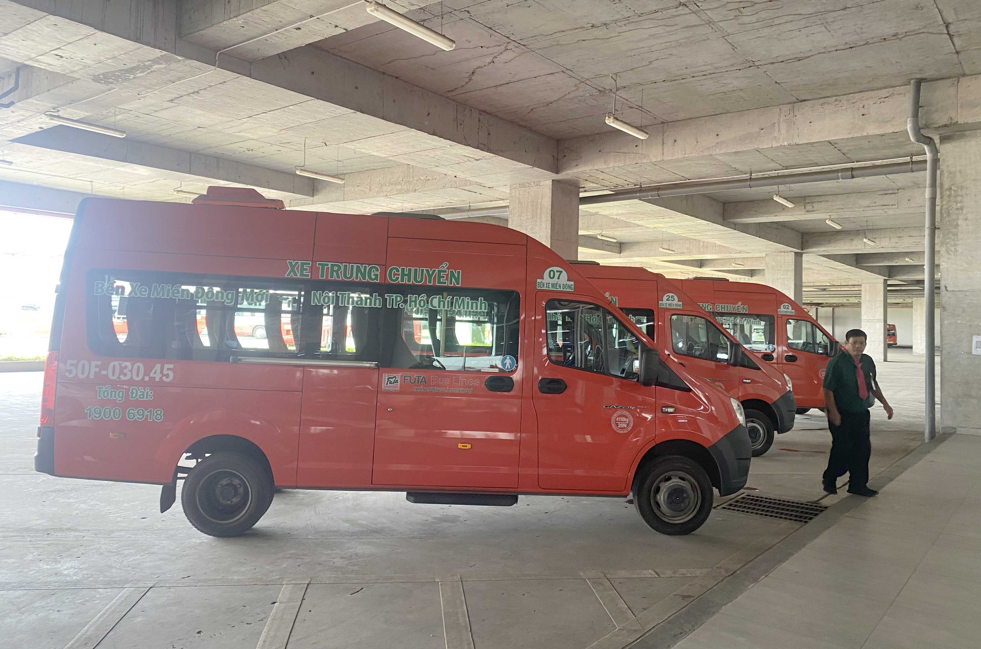 TP.HCM gia hạn xe trung chuyển hành khách miễn phí tại bến xe Miền Đông mới - Ảnh 1.