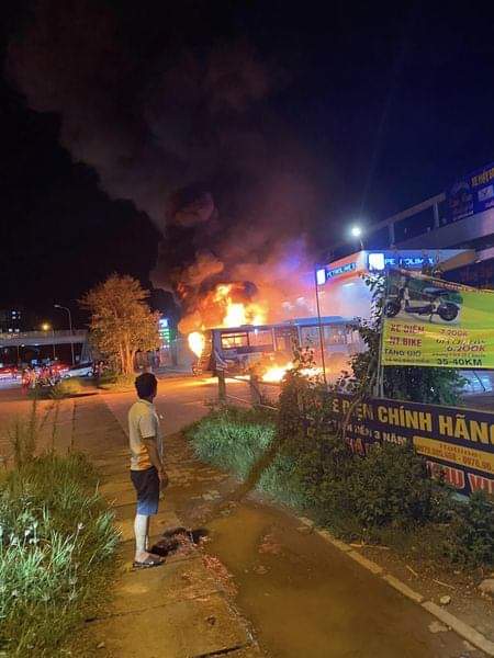 Hà Nội: Cảnh sát điều tra vụ cháy xe bus  ở khu công nghiệp Thăng Long - Ảnh 1.