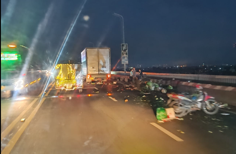 Hà Nội: Không ai thương vong trong tai nạn trên cầu Thăng Long rạng sáng - Ảnh 1.