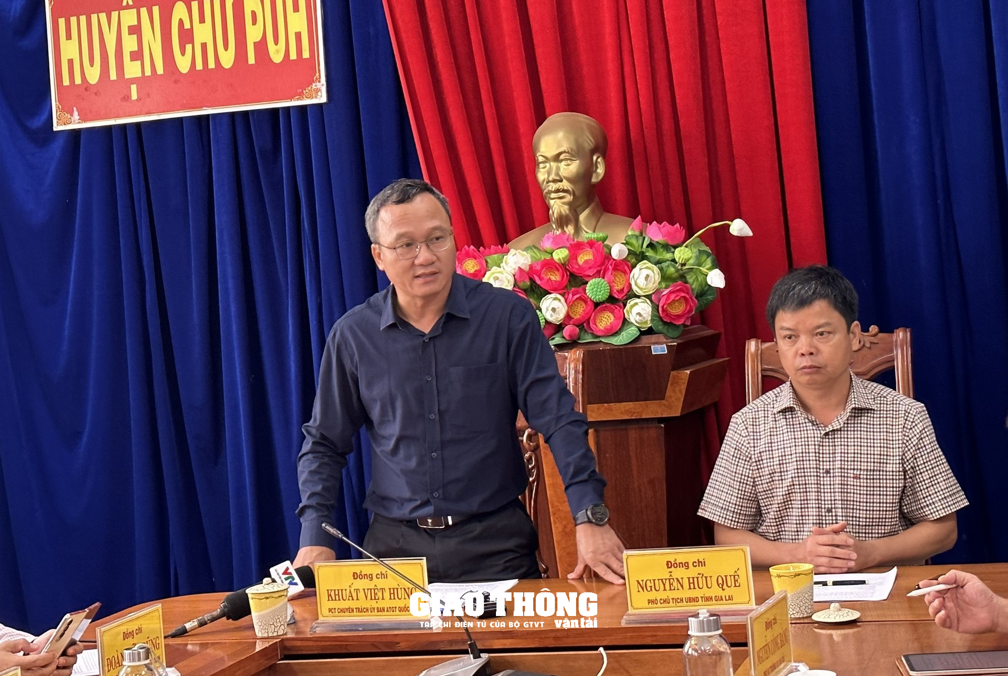 Ông Khuất Việt Hùng kiểm tra hiện trường TNGT 4 người thương vong ở Gia Lai: Tài xế xe ben vượt ẩu - Ảnh 5.