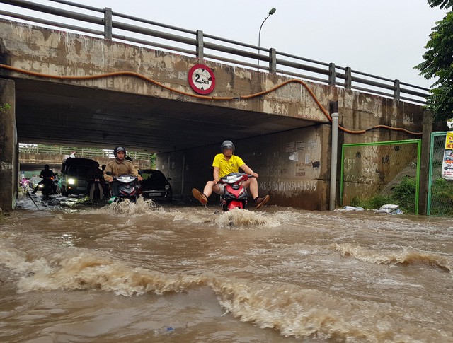 Nhiều hầm chui, đường gom Đại lộ Thăng Long cứ mưa là ngập