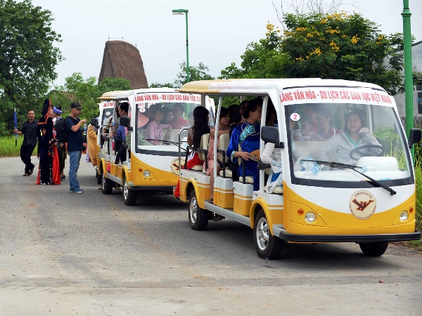 Yêu cầu ngăn chặn xe điện phục vụ du lịch hoạt động tự phát tại Bình Thuận - Ảnh 1.