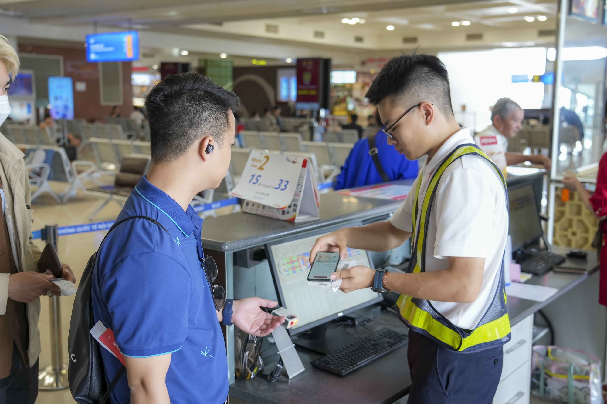 Cận cảnh hành khách sử dụng tài khoản VneID làm thủ tục đi tàu bay trong ngày đầu triển khai - Ảnh 5.