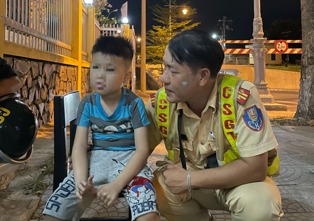 CSGT Thừa Thiên Huế kịp thời giúp cháu bé đi lạc trong đêm về nhà - Ảnh 1.