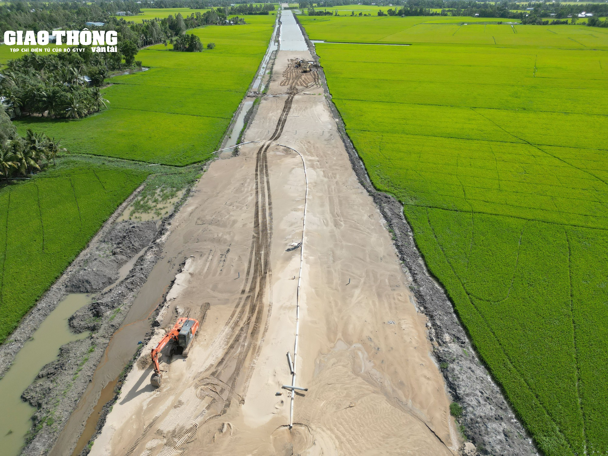 Dự án cao tốc Hậu Giang - Cà Mau chậm tiến độ do thiếu nguồn cát đắp - Ảnh 2.
