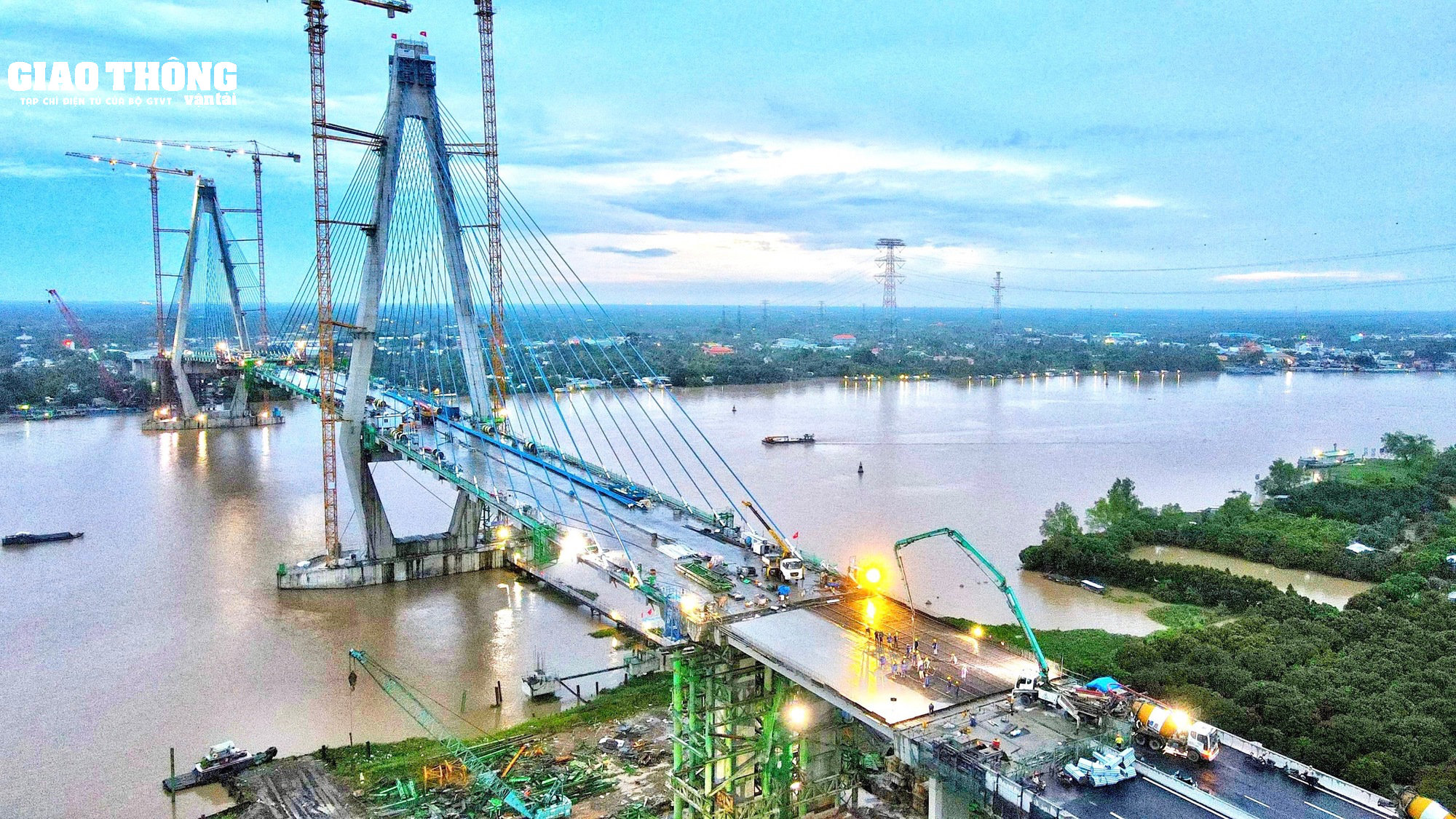 Xem nhà thầu thi công nối cầu Mỹ Thuận 2 vào bờ tiền Giang - Ảnh 1.
