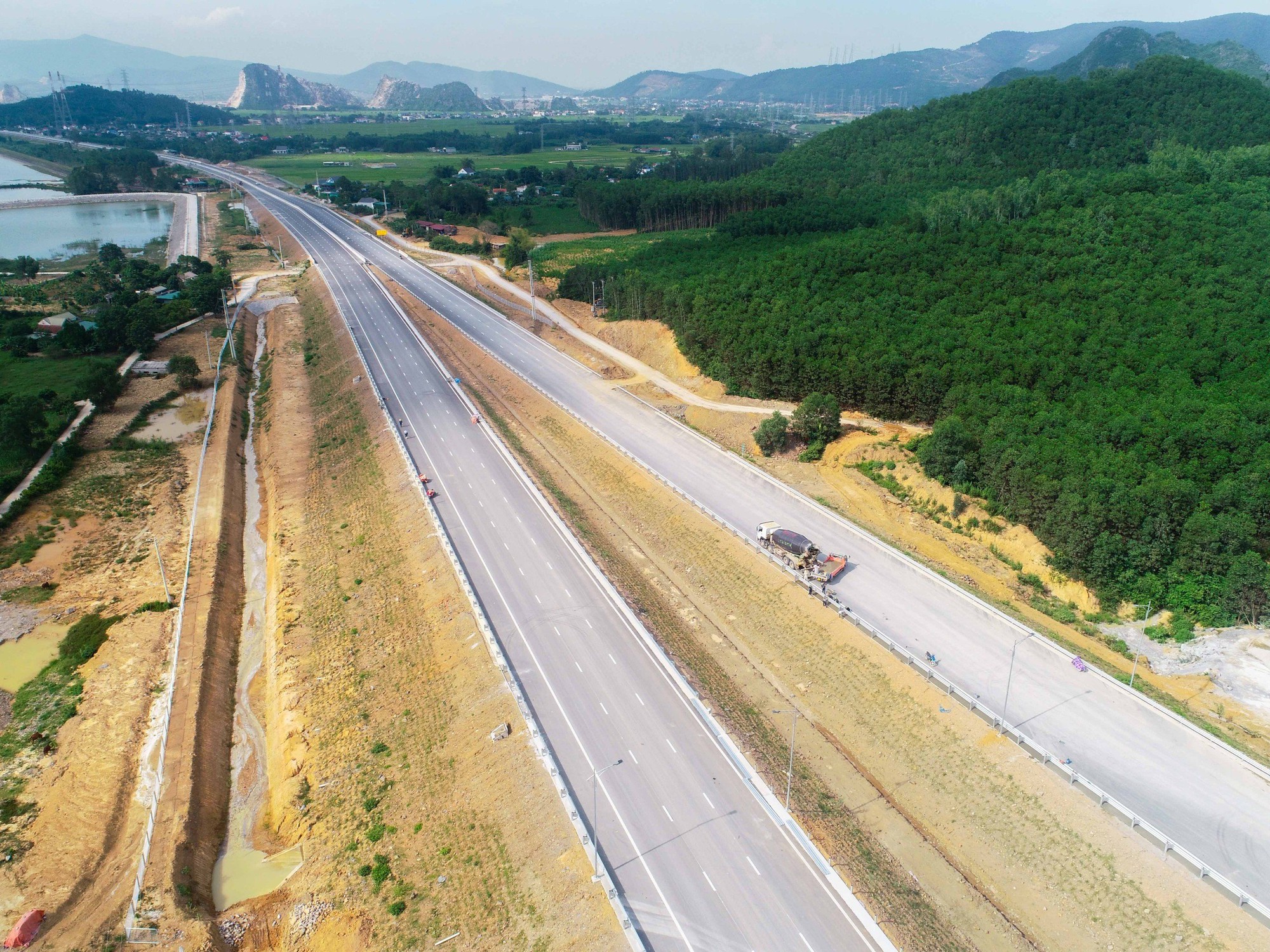 Hoàn thành hầm xuyên núi trên cao tốc Bắc - Nam qua Thanh Hóa - Nghệ An | Tạp chí Giao thông vận tải