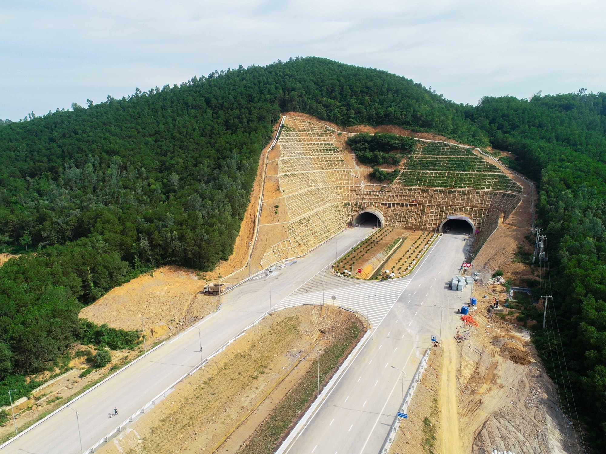 Hoàn thành hầm xuyên núi trên cao tốc Bắc - Nam qua Thanh Hóa - Nghệ An - Ảnh 3.