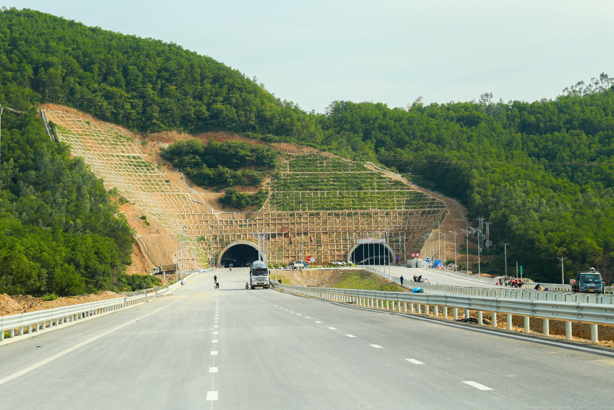 Hoàn thành hầm xuyên núi trên cao tốc Bắc - Nam qua Thanh Hóa - Nghệ An - Ảnh 1.