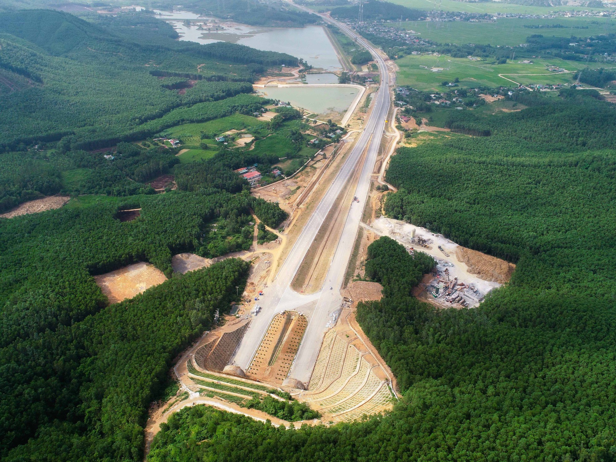 Hoàn thành hầm xuyên núi trên cao tốc Bắc - Nam qua Thanh Hóa - Nghệ An - Ảnh 4.