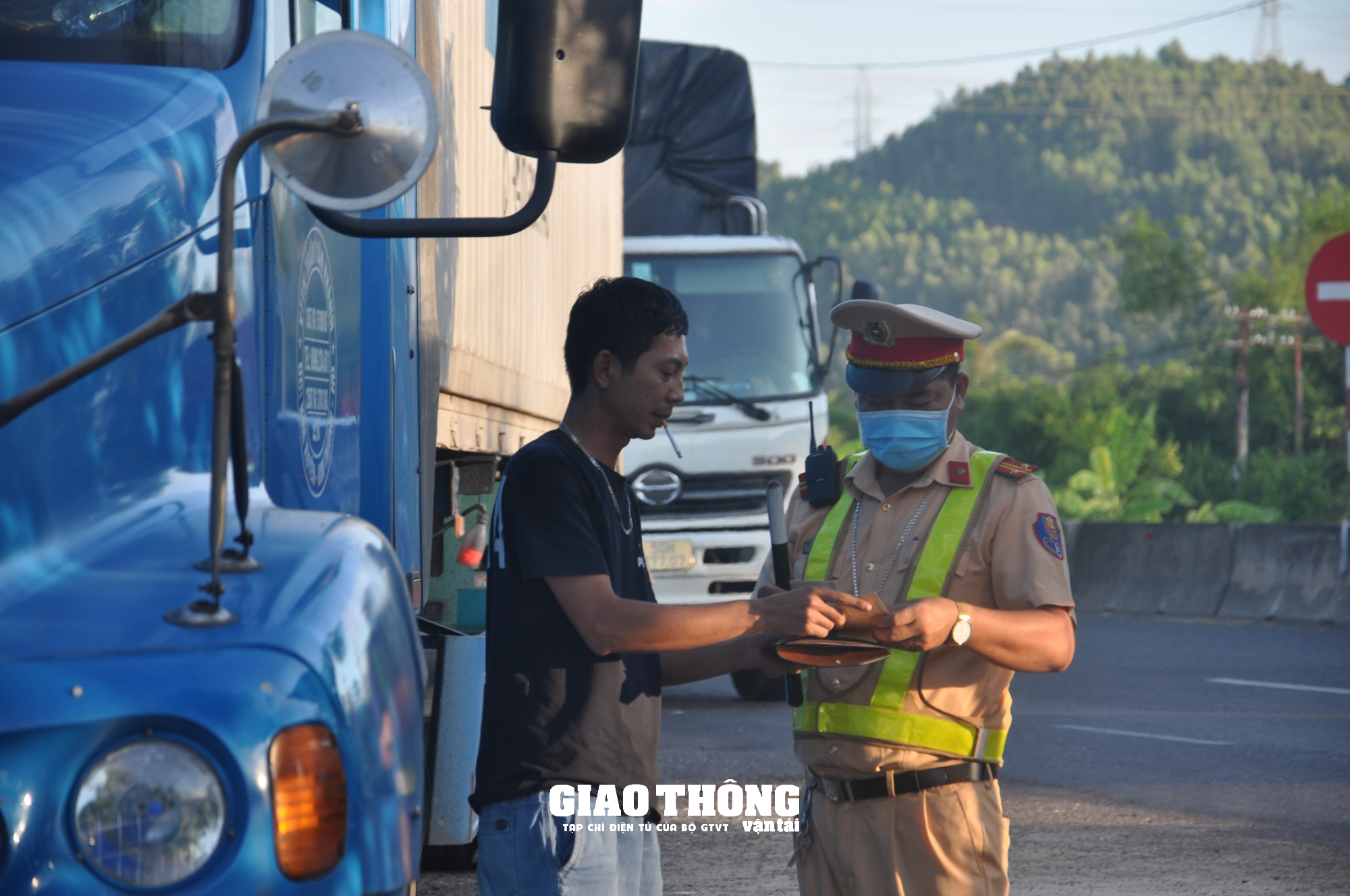 Video CSGT Bình Định xử lý nhiều xe quá tải, xe khách vi phạm - Ảnh 1.