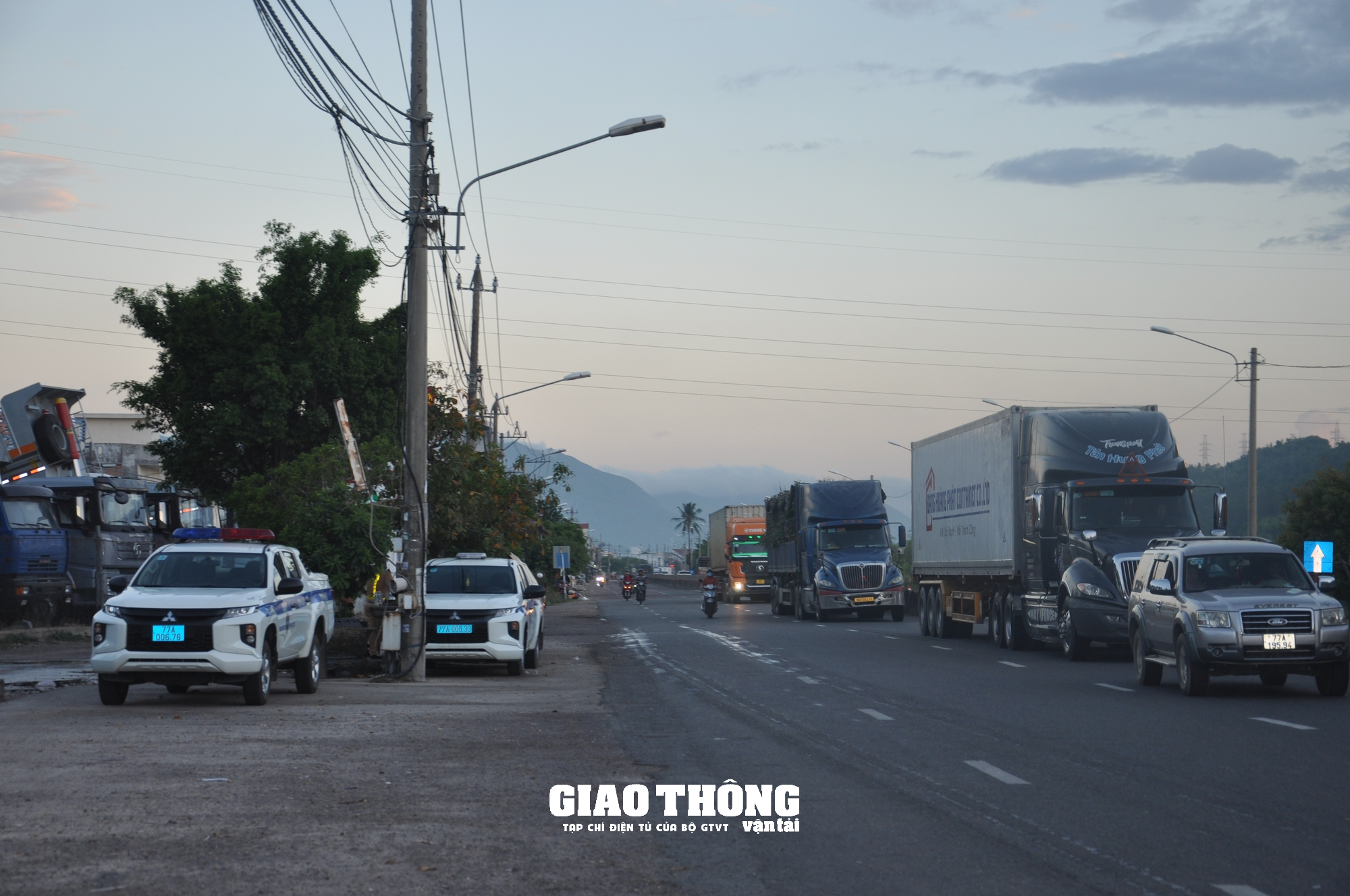 Video CSGT Bình Định xử lý nhiều xe quá tải, xe khách vi phạm - Ảnh 2.