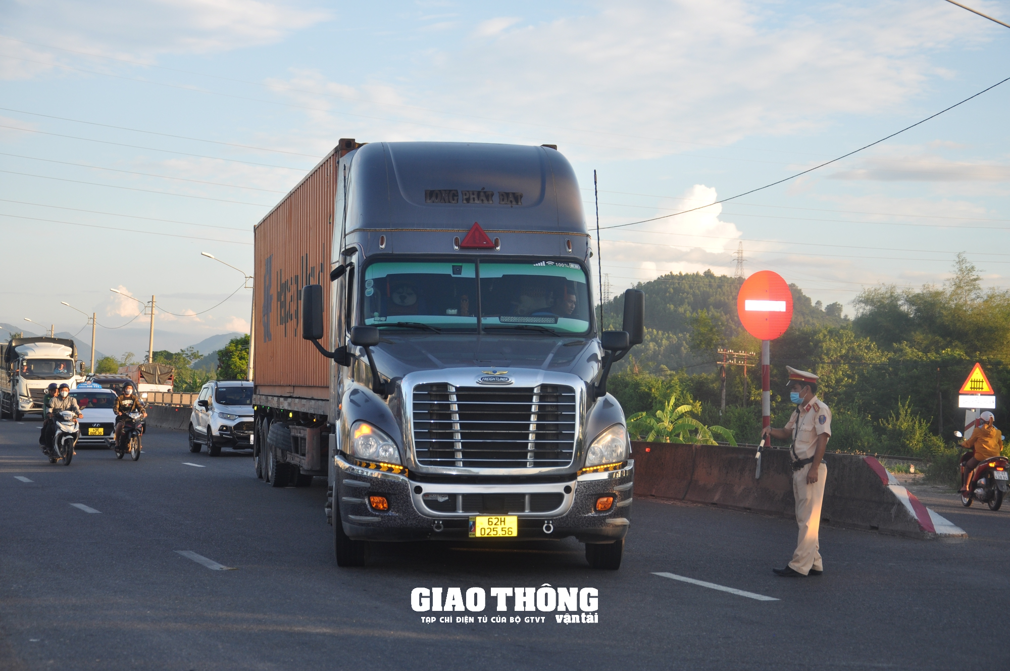 Video CSGT Bình Định xử lý nhiều xe quá tải, xe khách vi phạm - Ảnh 3.