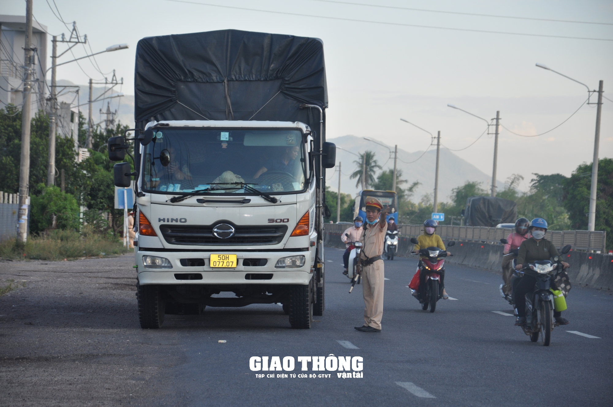 Video CSGT Bình Định xử lý nhiều xe quá tải, xe khách vi phạm - Ảnh 4.