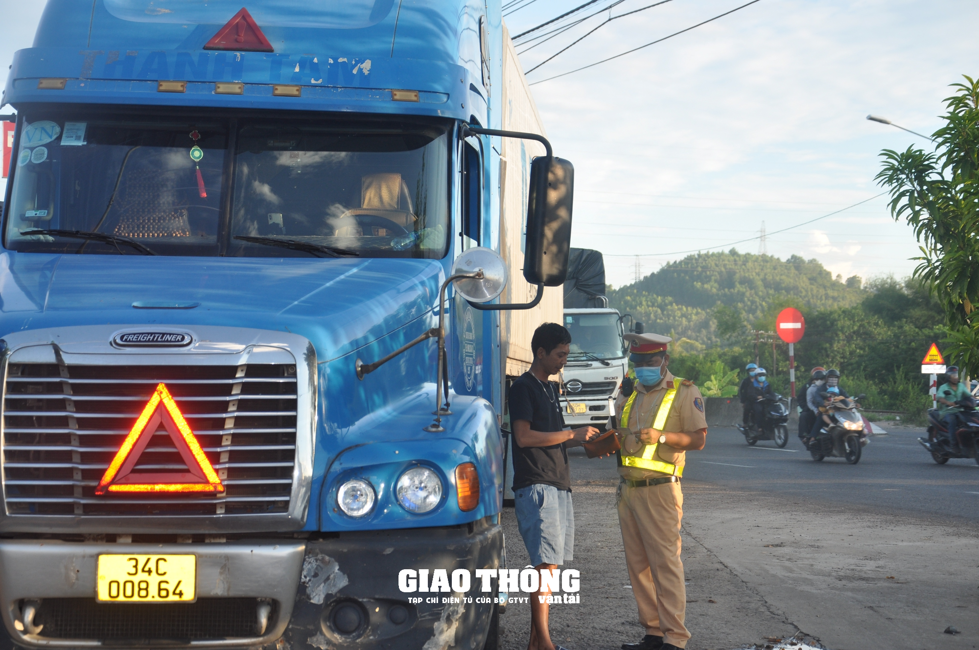 Video CSGT Bình Định xử lý nhiều xe quá tải, xe khách vi phạm - Ảnh 6.