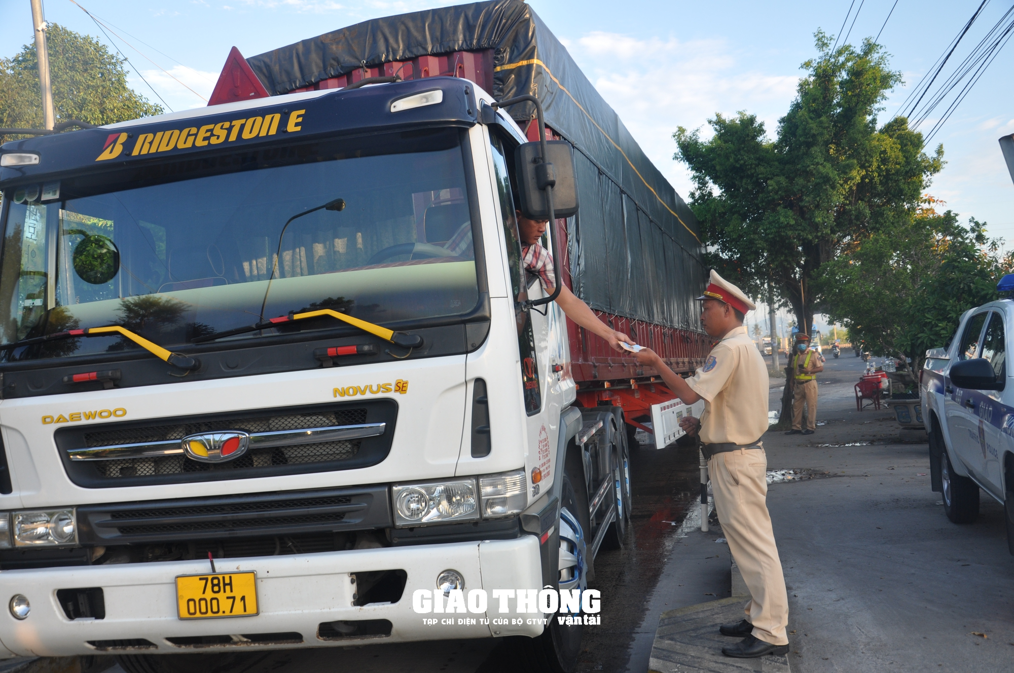 Video CSGT Bình Định xử lý nhiều xe quá tải, xe khách vi phạm - Ảnh 7.