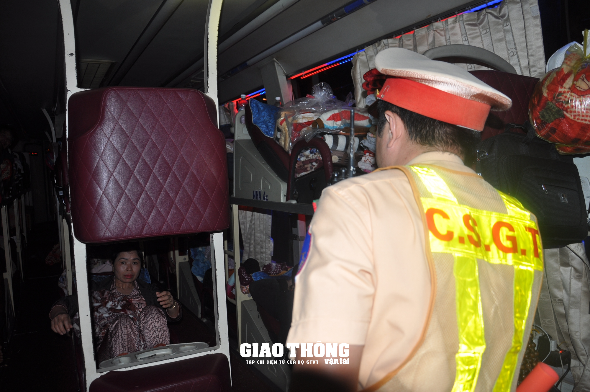 Video CSGT Bình Định xử lý nhiều xe quá tải, xe khách vi phạm - Ảnh 13.