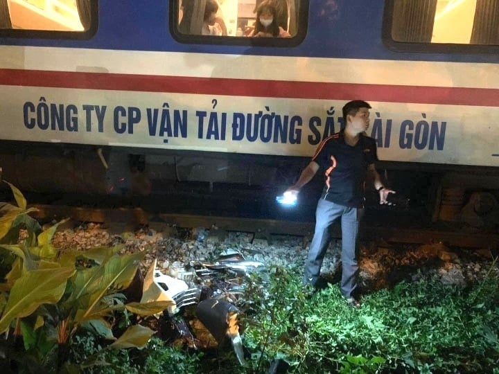 Hà Nội: Cố tình băng qua đường sắt, 2 người phụ nữ đi xe máy thương vong
 - Ảnh 1.