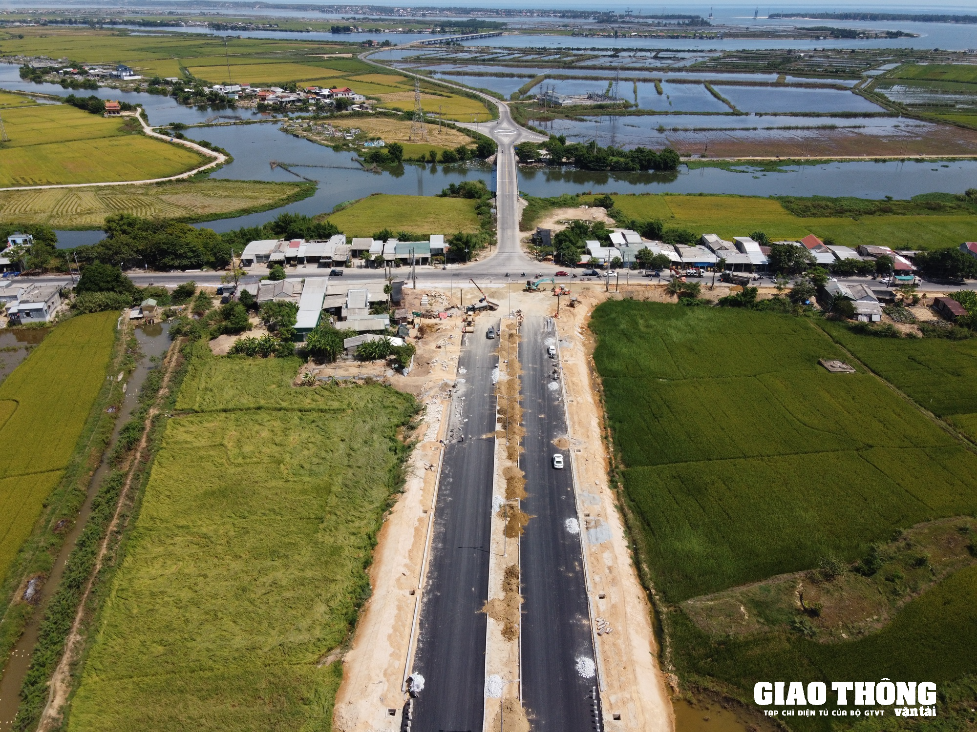 Chiêm ngưỡng tuyến đường hàng trăm tỷ đồng sắp thông xe ở Thừa Thiên Huế - Ảnh 4.