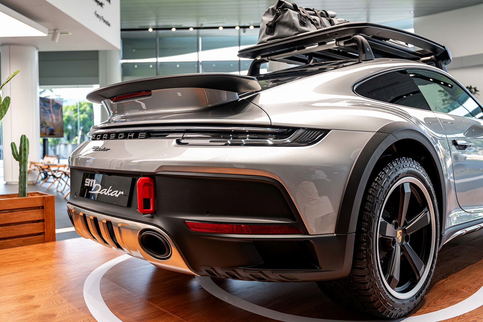 Porsche 911 Dakar đầu tiên về Việt Nam, giá hơn 16 tỷ đồng - Ảnh 3.