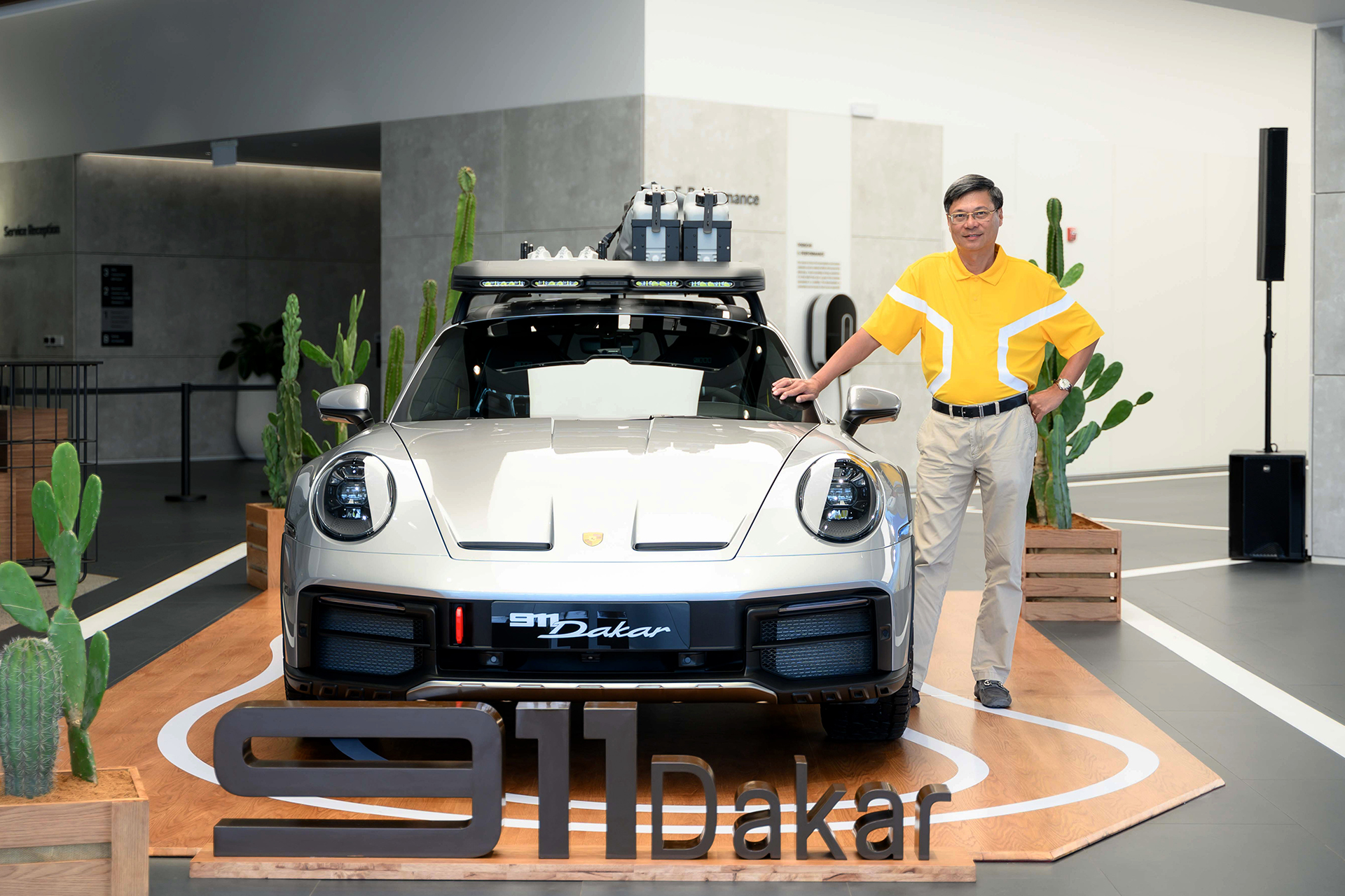 Ông Nguyễn Hoàng Anh, một người chơi xe kín tiếng, đã trở thành chủ sở hữu chiếc siêu xe off-road Porsche 911 Dakar đầu tiên tại Việt Nam.