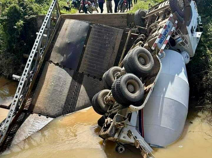 Xe bồn làm sập cầu 10 tấn ở Lâm Đồng - Ảnh 1.