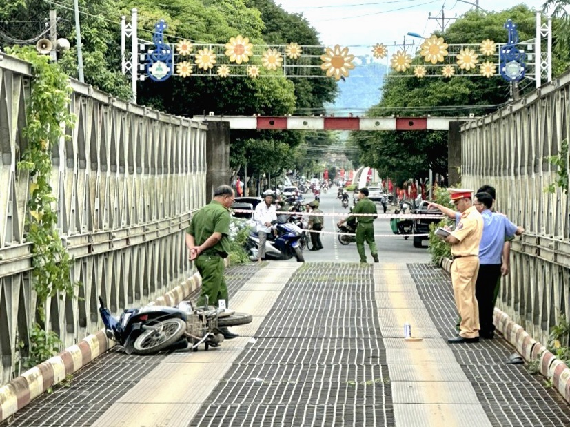Nam thanh niên đi xe máy rơi xuống sông mất tích ở Lâm Đồng - Ảnh 1.