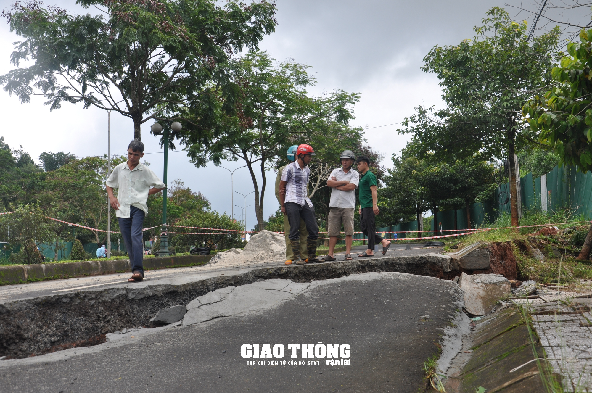 Cận cảnh sụt lún QL14 ở Đắk Nông: Vết sụt trượt liên tục mở rộng, nguy cơ mất đường - Ảnh 3.