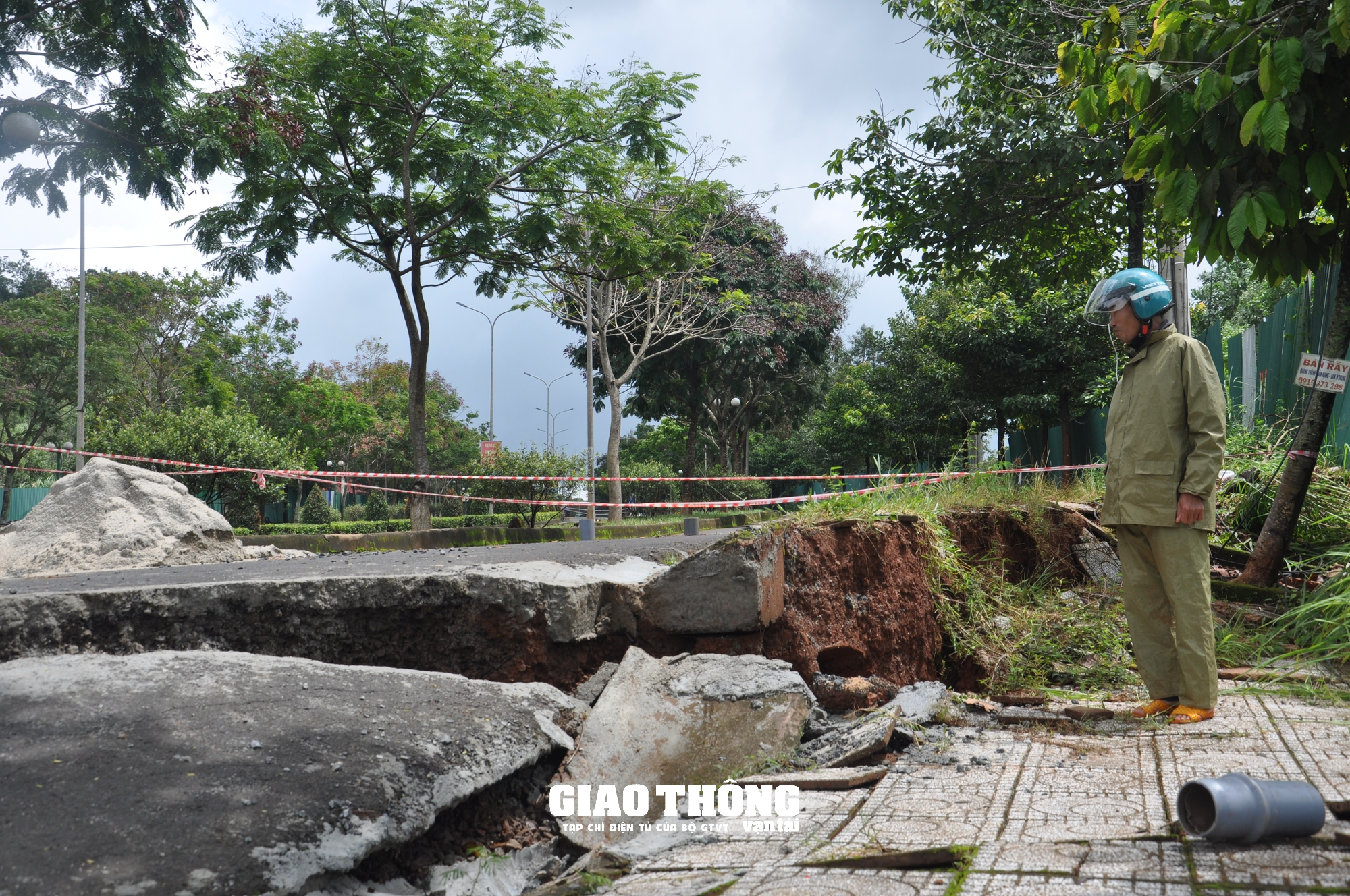 Cận cảnh sụt lún QL14 ở Đắk Nông: Vết sụt trượt liên tục mở rộng, nguy cơ mất đường - Ảnh 4.