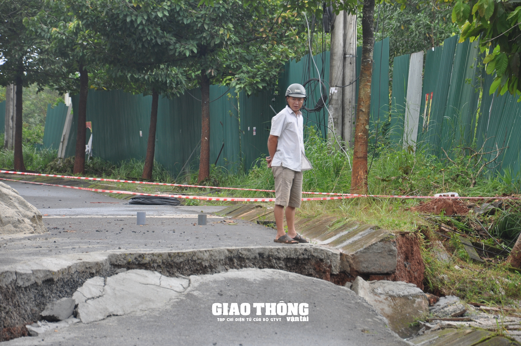 Cận cảnh sụt lún QL14 ở Đắk Nông: Vết sụt trượt liên tục mở rộng, nguy cơ mất đường - Ảnh 6.