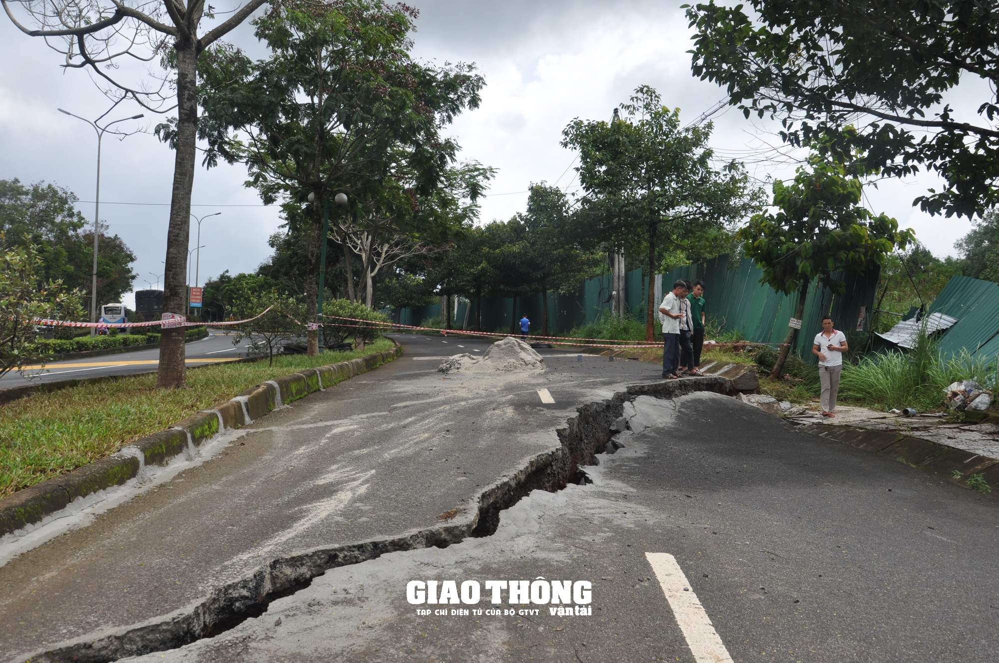 Cận cảnh sụt lún QL14 ở Đắk Nông: Vết sụt trượt liên tục mở rộng, nguy cơ mất đường - Ảnh 7.