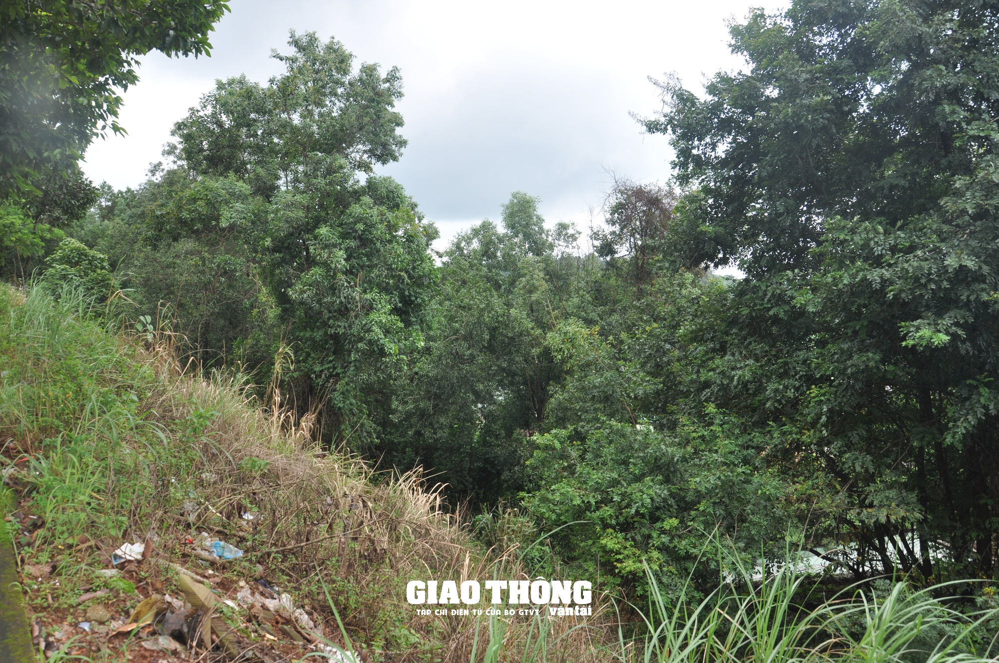 Cận cảnh sụt lún QL14 ở Đắk Nông: Vết sụt trượt liên tục mở rộng, nguy cơ mất đường - Ảnh 14.