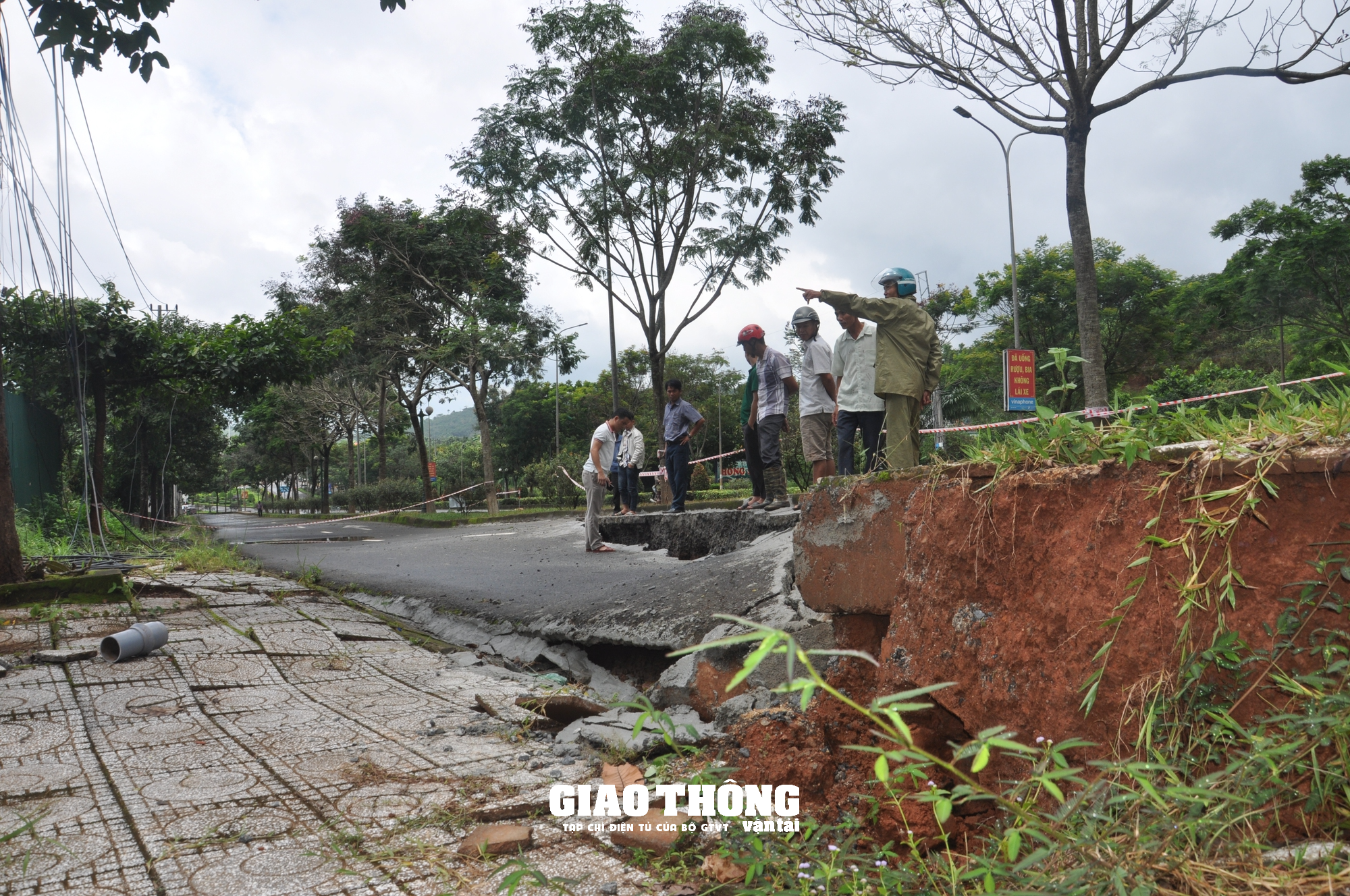 Cận cảnh sụt lún QL14 ở Đắk Nông: Vết sụt trượt liên tục mở rộng, nguy cơ mất đường - Ảnh 1.