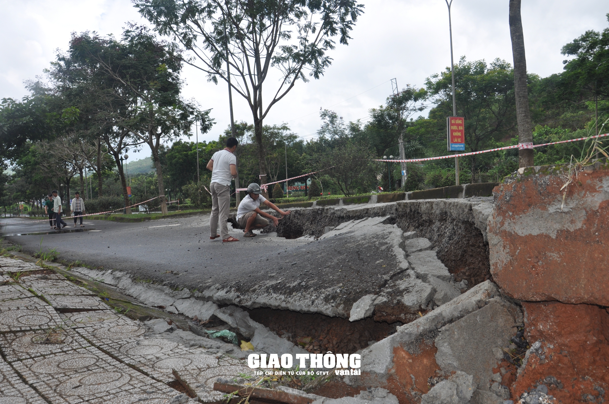 Cận cảnh sụt lún QL14 ở Đắk Nông: Vết sụt trượt liên tục mở rộng, nguy cơ mất đường - Ảnh 8.