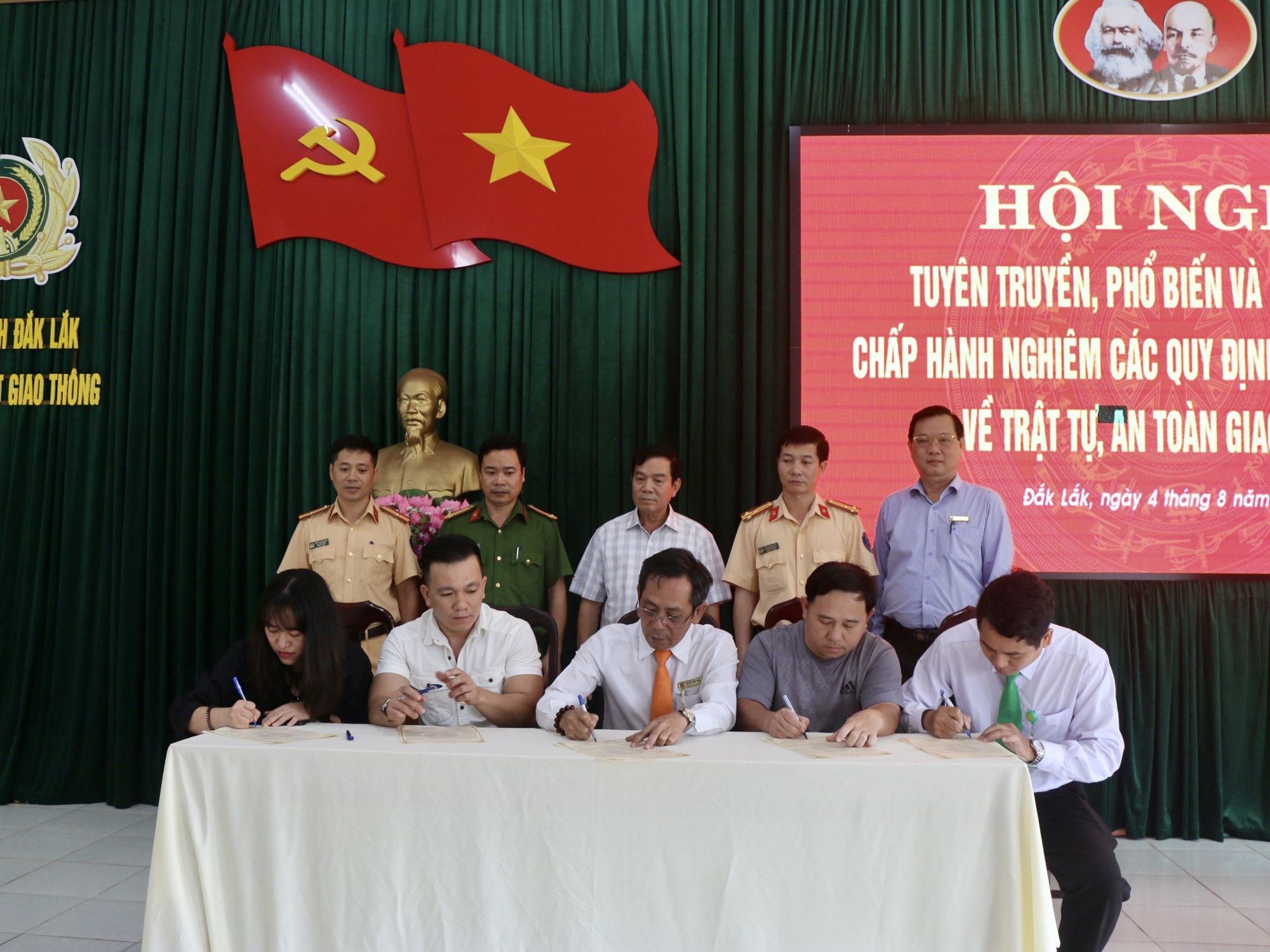 Doanh nghiệp ở Đắk Lắk ký cam kết chấp hành các quy định kinh doanh vận tải, đảm bảo TTATGT  - Ảnh 3.
