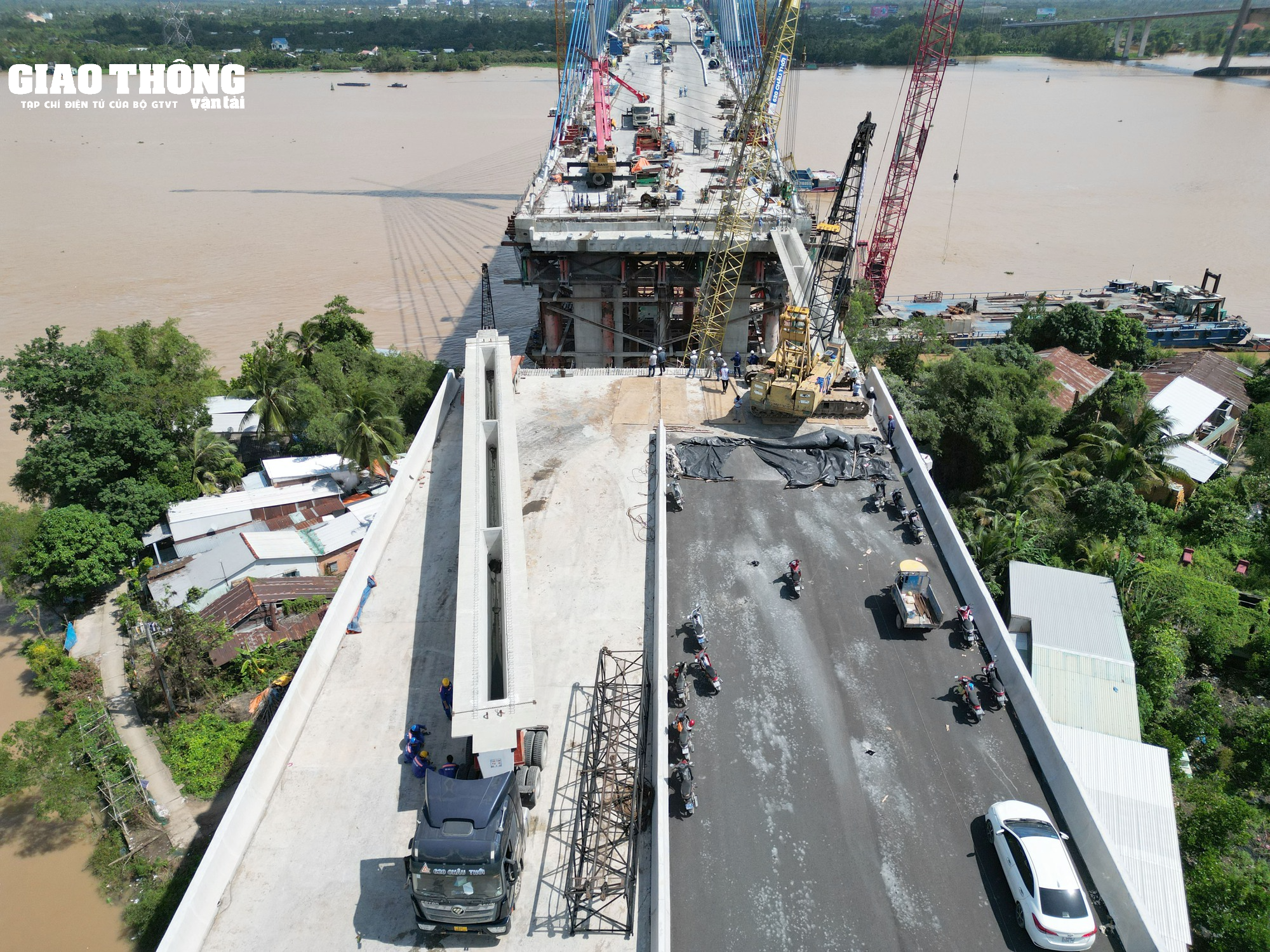 Cận cảnh công tác lao lắp dầm đầu tiên cầu Mỹ Thuận 2 nối bờ Vĩnh Long - Ảnh 2.